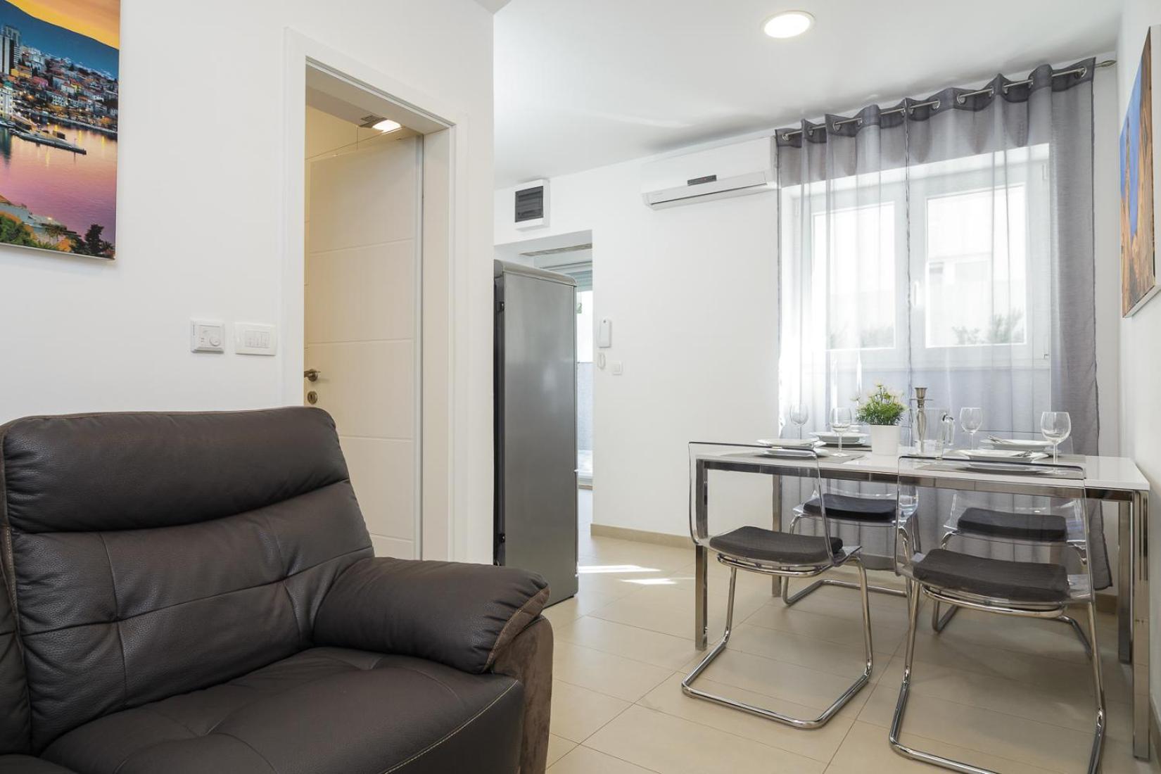 Holiday Home Aspalathos - With Free Parking, Near The Beach, A Few Minutes' Walking Distance To The Unesco Palace Сплит Экстерьер фото